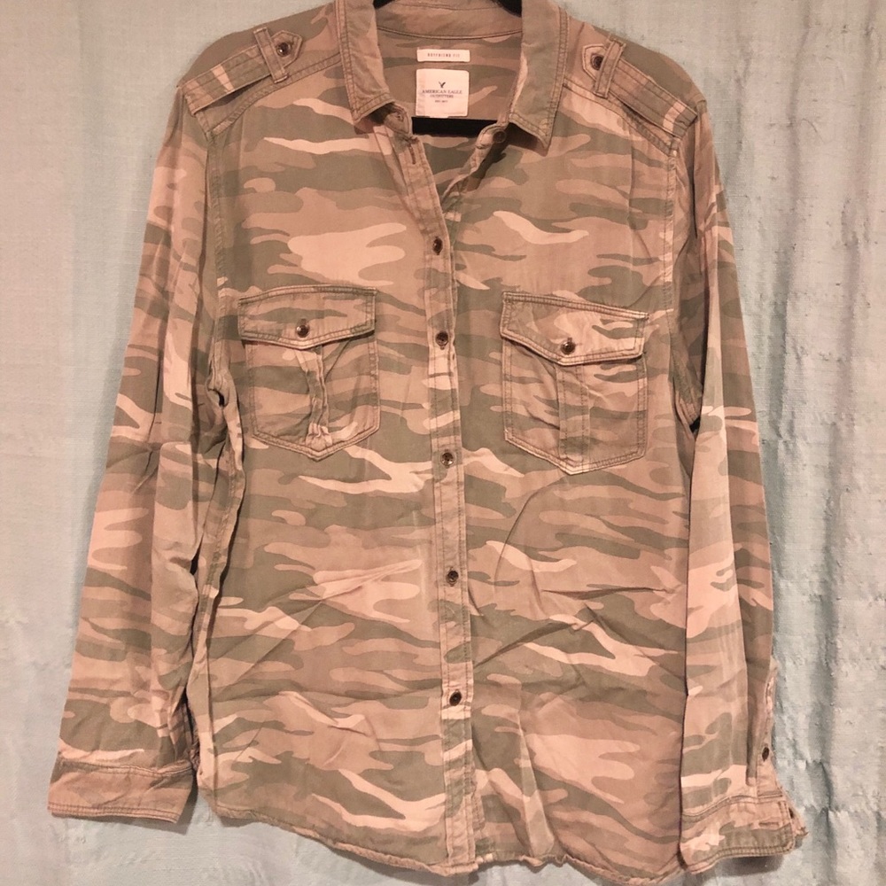 American Eagle Sz XL Camo Button Up w Embroidery